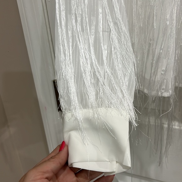 On the fifth white fringe top size medium - Picture 3 of 4